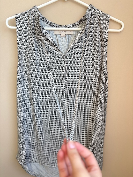 LOFT Black & White Sleeveless V-Neck Printed Blouse - Picture 4 of 5